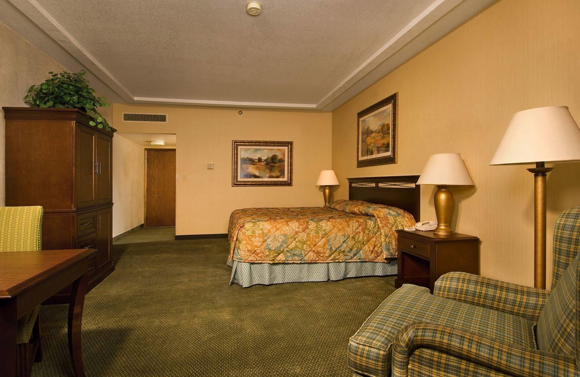 University Square Hotel Fresno Room photo